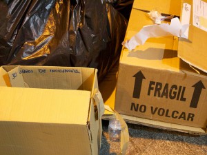 Box with "no volcar" label.